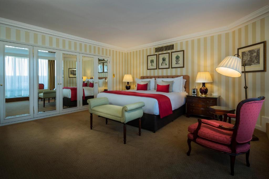 Deluxe Four Bedroom Apartment with Park View - Image 4