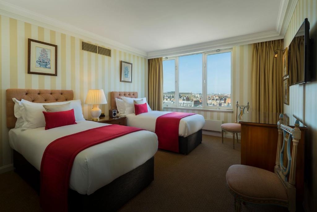 Deluxe Four Bedroom Apartment with Park View - Image 5