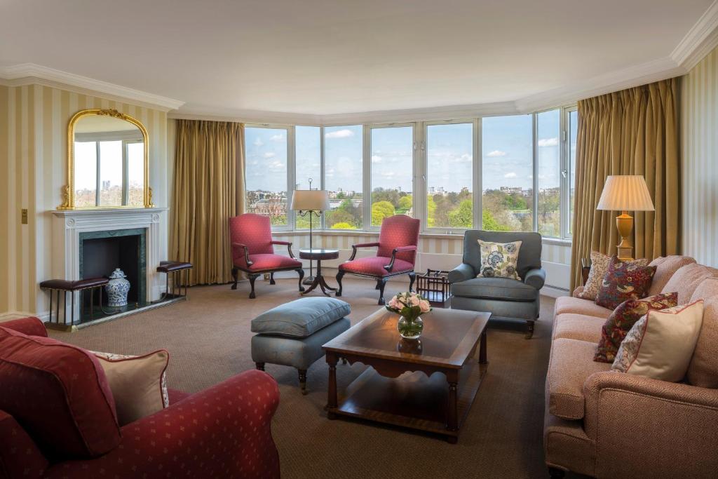 Deluxe Four Bedroom Apartment with Park View - Image 1