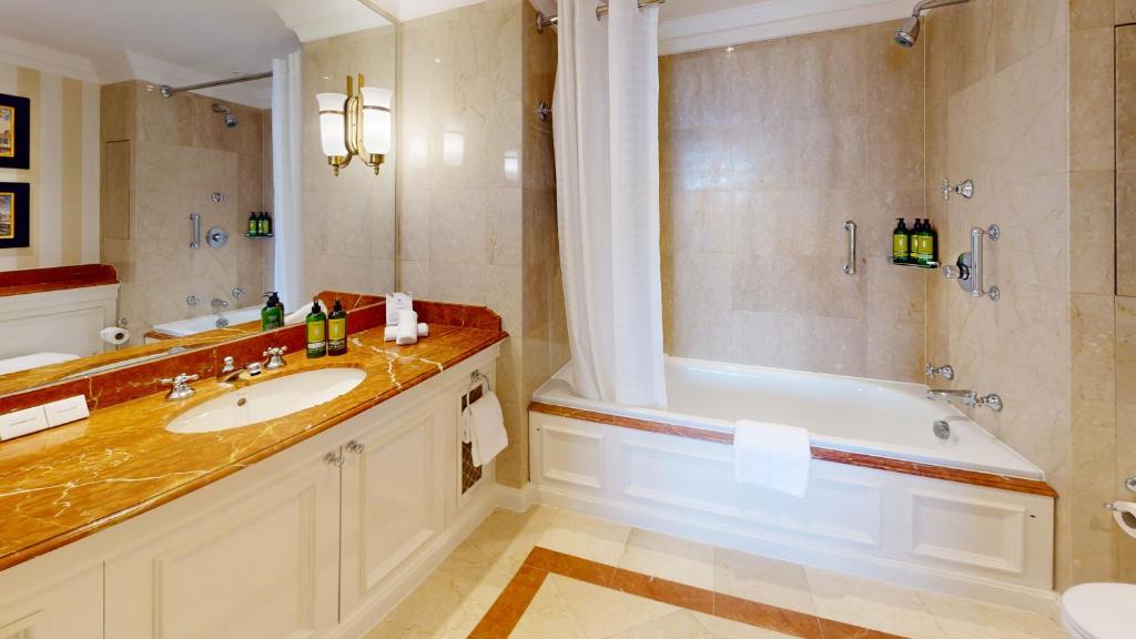 Deluxe Four Bedroom Apartment with Park View - Image 7