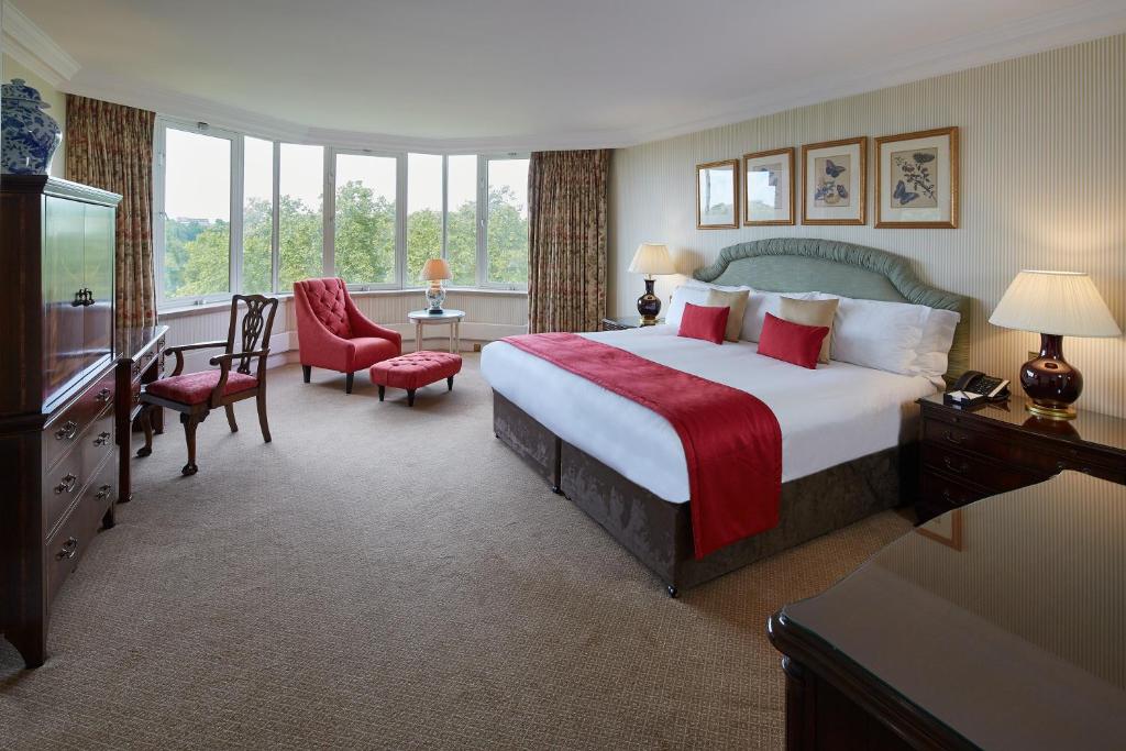 Deluxe Three-Bedroom Apartment with Park View - Image 1