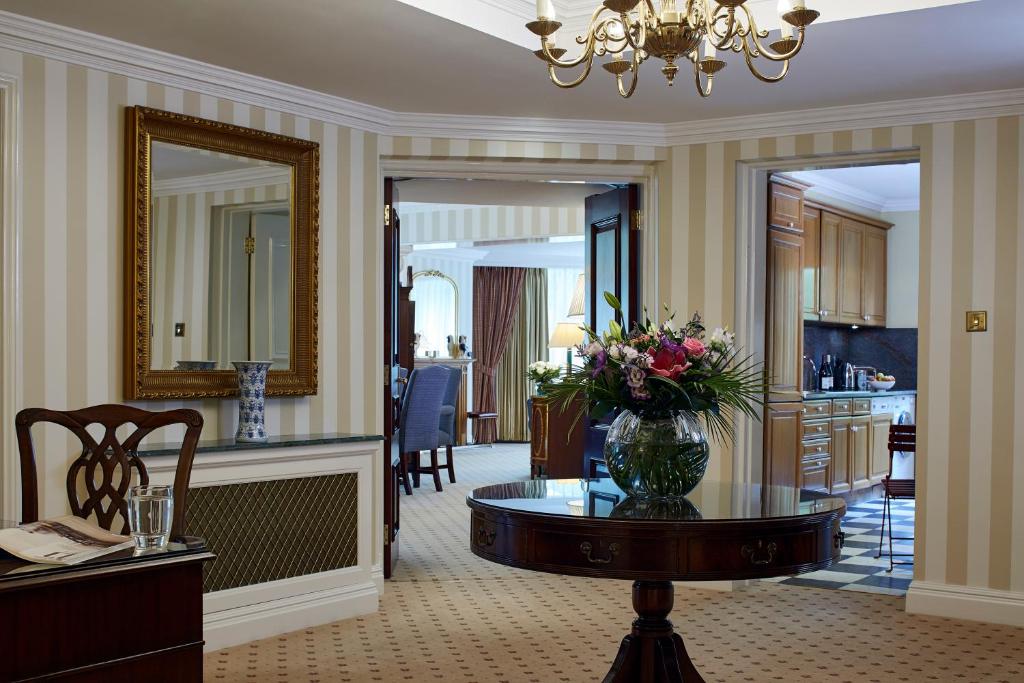 Deluxe Three-Bedroom Apartment with Park View - Image 5