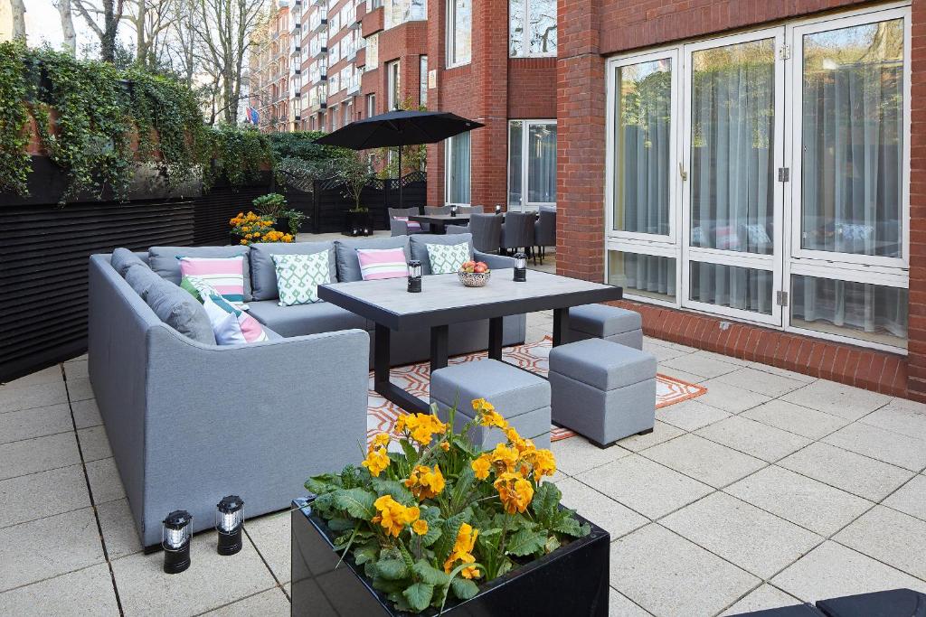Deluxe Two Bedroom Apartment with Garden Terrace - Image 2