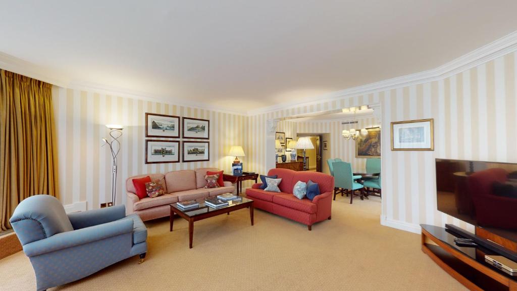 Deluxe Two Bedroom Apartment with Garden Terrace - Image 11