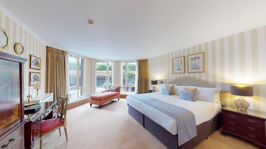 Deluxe Two Bedroom Apartment with Garden Terrace - Image 1