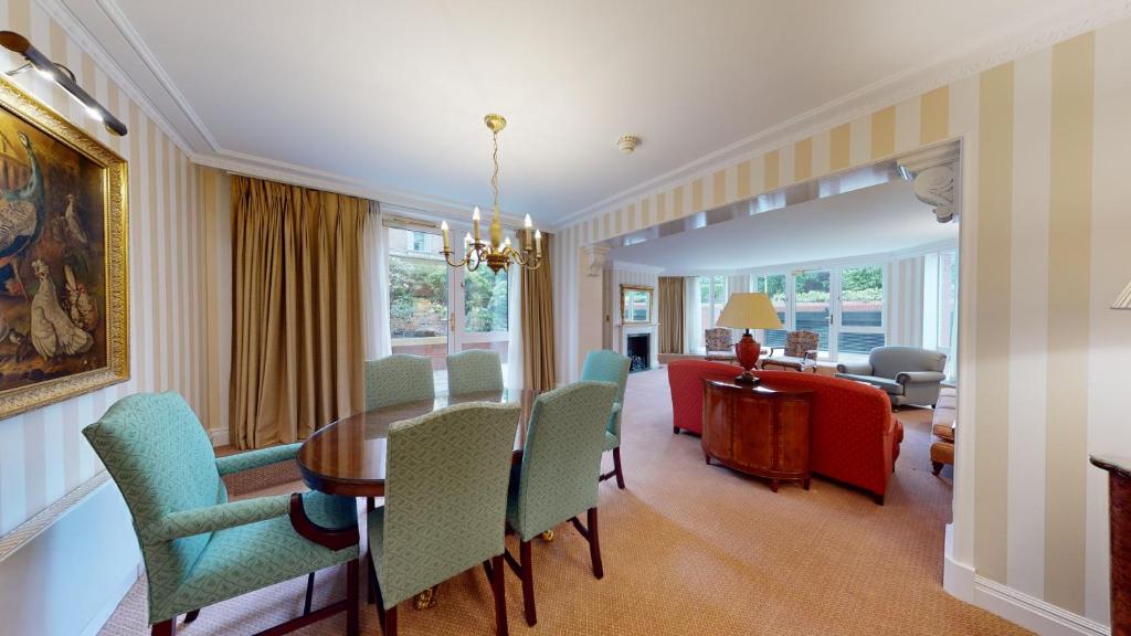 Deluxe Two Bedroom Apartment with Garden Terrace - Image 14