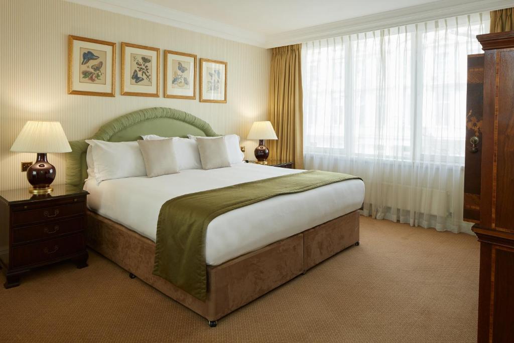 Deluxe Two Bedroom Apartment with Garden Terrace - Image 3