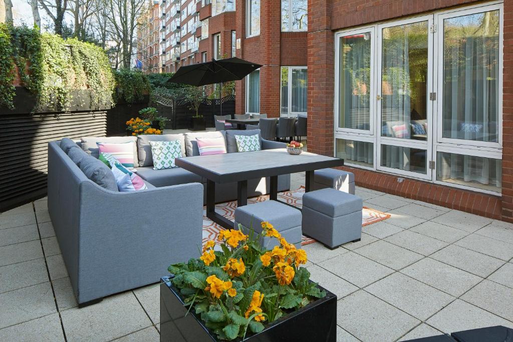 Deluxe Two Bedroom Apartment with Garden Terrace - Image 4