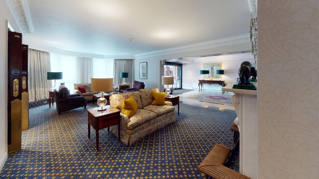 Deluxe Two Bedroom Apartment with Garden Terrace - Image 9