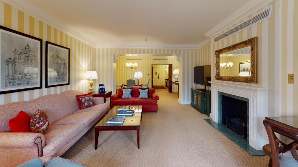 Deluxe Two Bedroom Apartment with Garden Terrace - Image 10