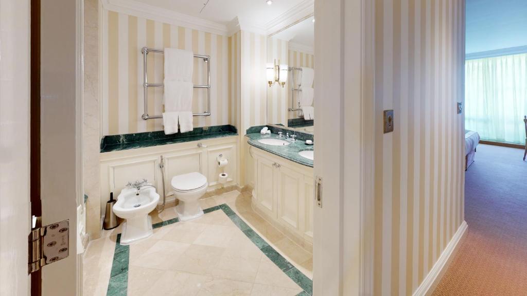 Deluxe Two-Bedroom Apartment with Park View - Image 2