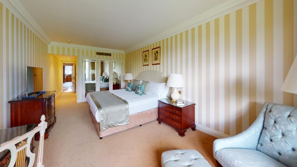 Deluxe Two-Bedroom Apartment with Park View - Image 3