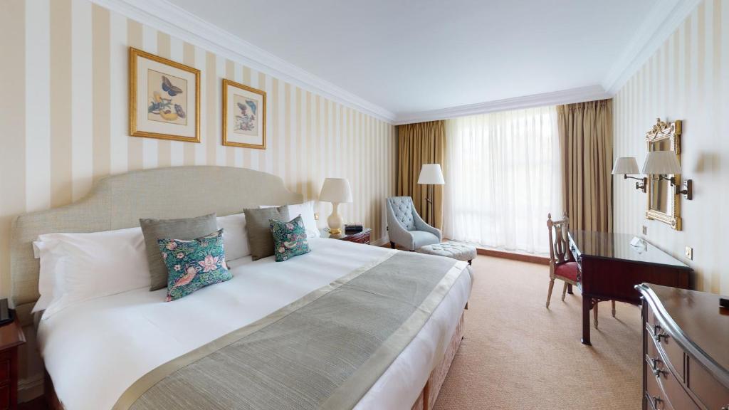 Deluxe Two-Bedroom Apartment with Park View - Image 4
