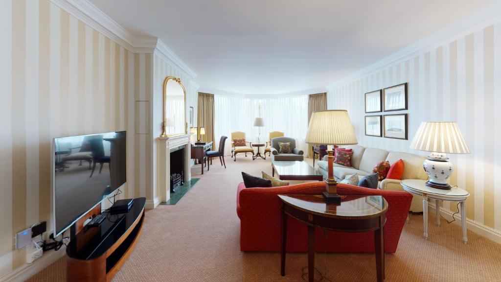 Deluxe Two-Bedroom Apartment with Park View - Image 5