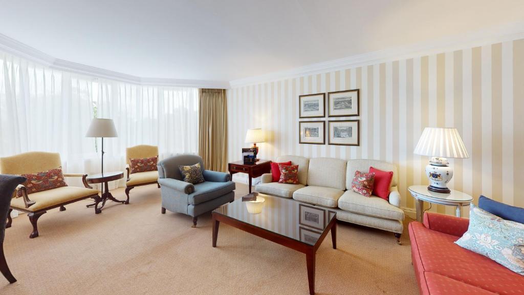 Deluxe Two-Bedroom Apartment with Park View - Image 6