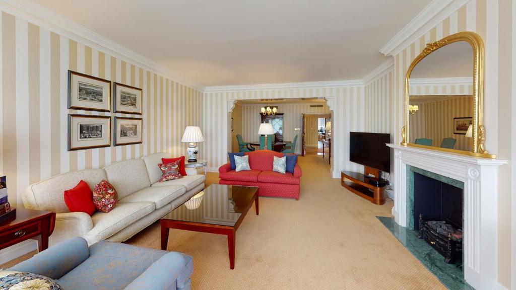 Deluxe Two-Bedroom Apartment with Park View - Image 7