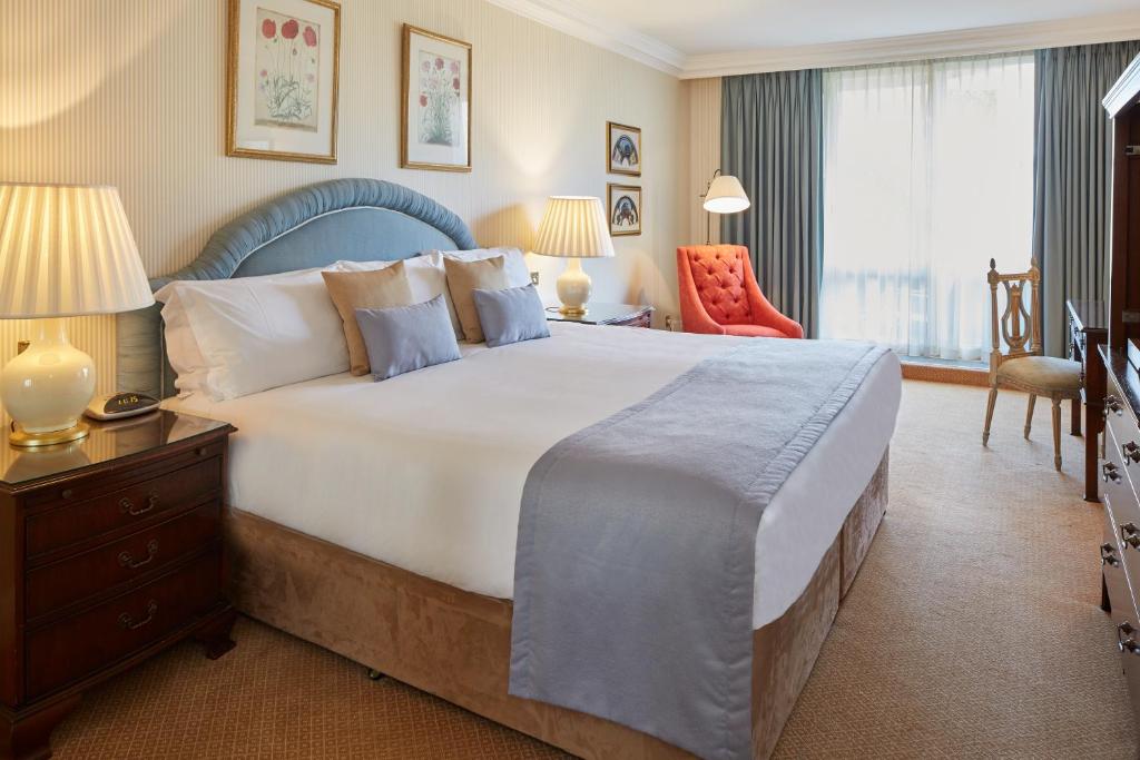 Deluxe Two-Bedroom Apartment - Image 2