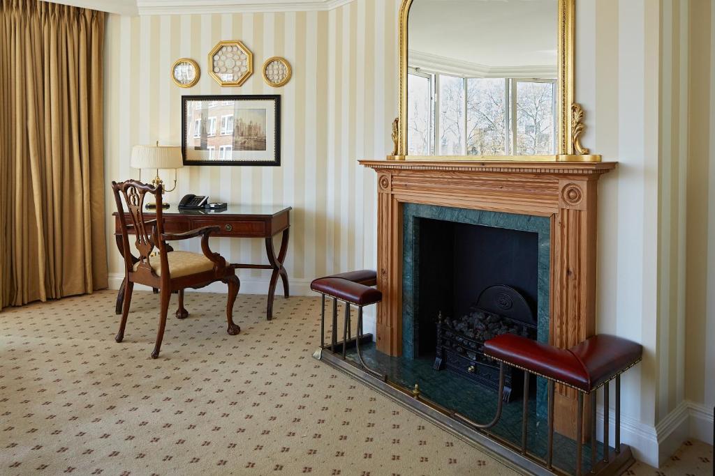 Luxury Three-Bedroom Apartment - Image 2