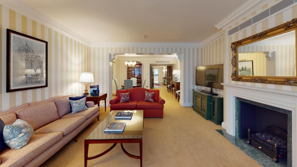 Luxury Two-Bedroom Apartment - Image 1