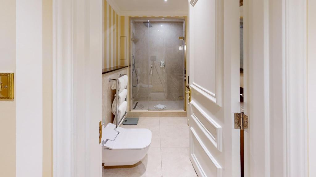 Luxury Two-Bedroom Apartment - Image 3