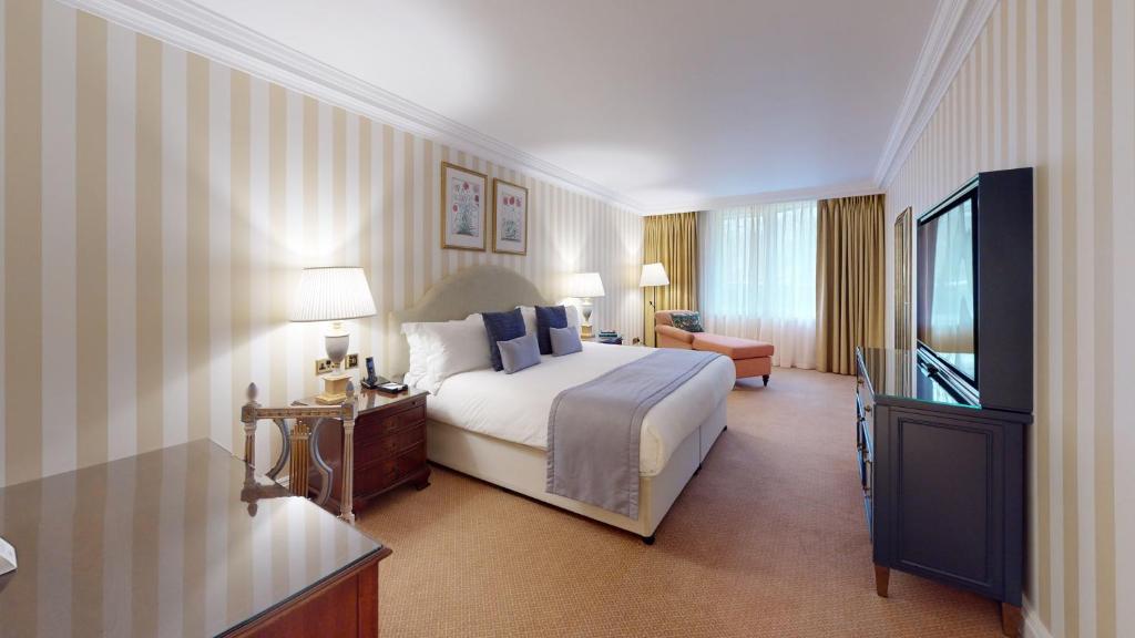 Luxury Two-Bedroom Apartment - Image 4