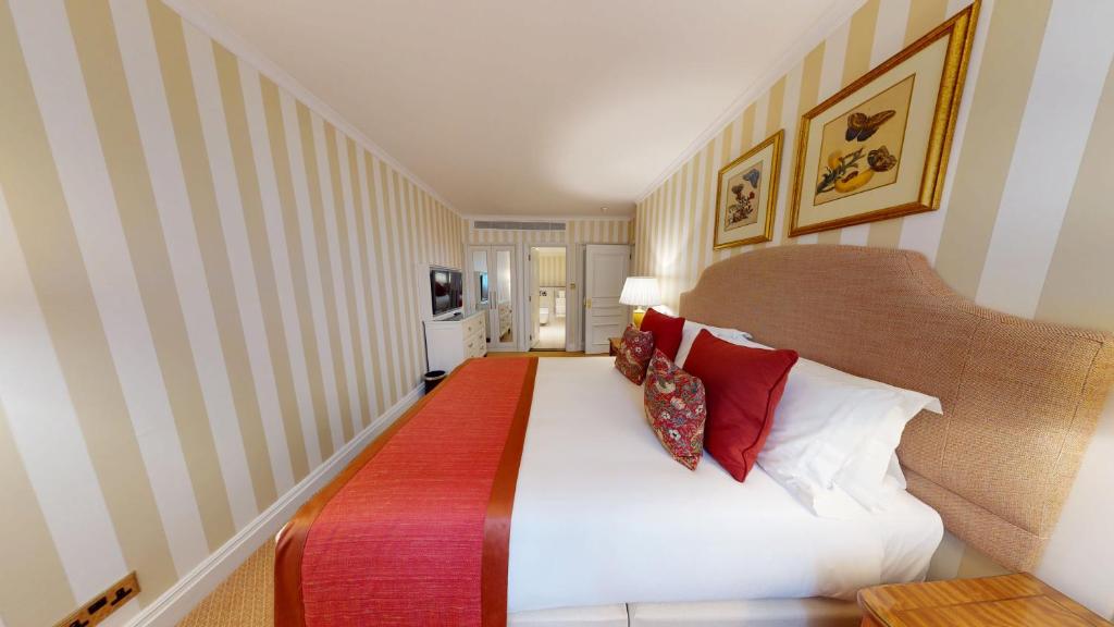 Luxury Two-Bedroom Apartment - Image 6