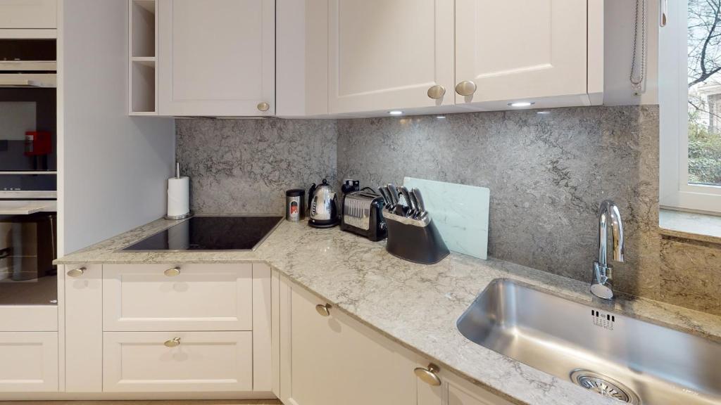 Luxury Two-Bedroom Apartment - Image 9