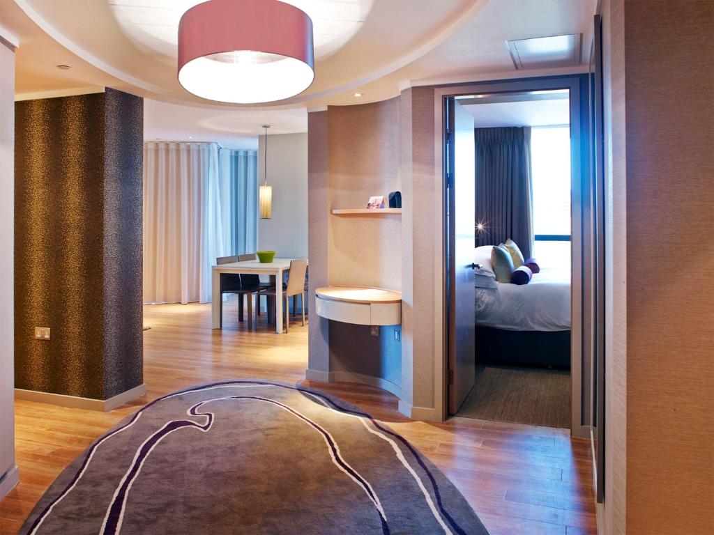 Deluxe Three-Bedroom Apartment with Tower Bridge View - Image 3