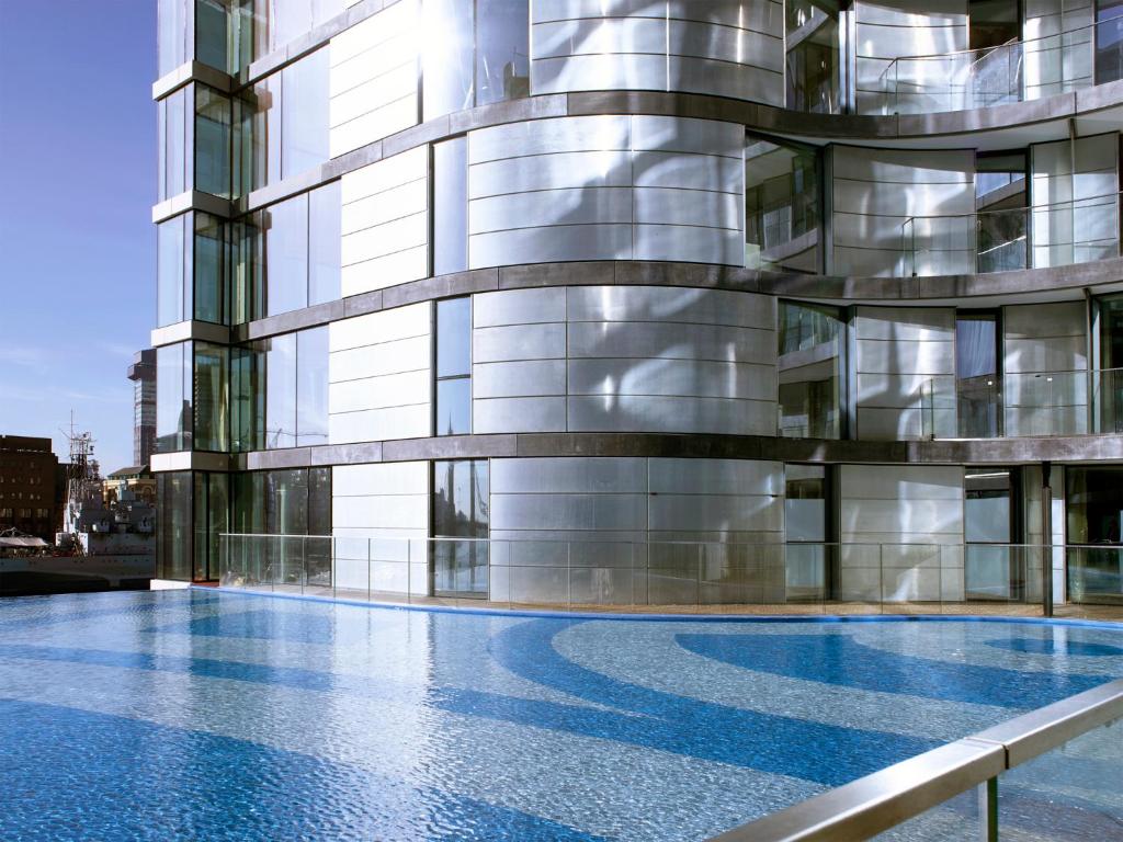 Deluxe Three-Bedroom Apartment with Tower Bridge View - Image 5