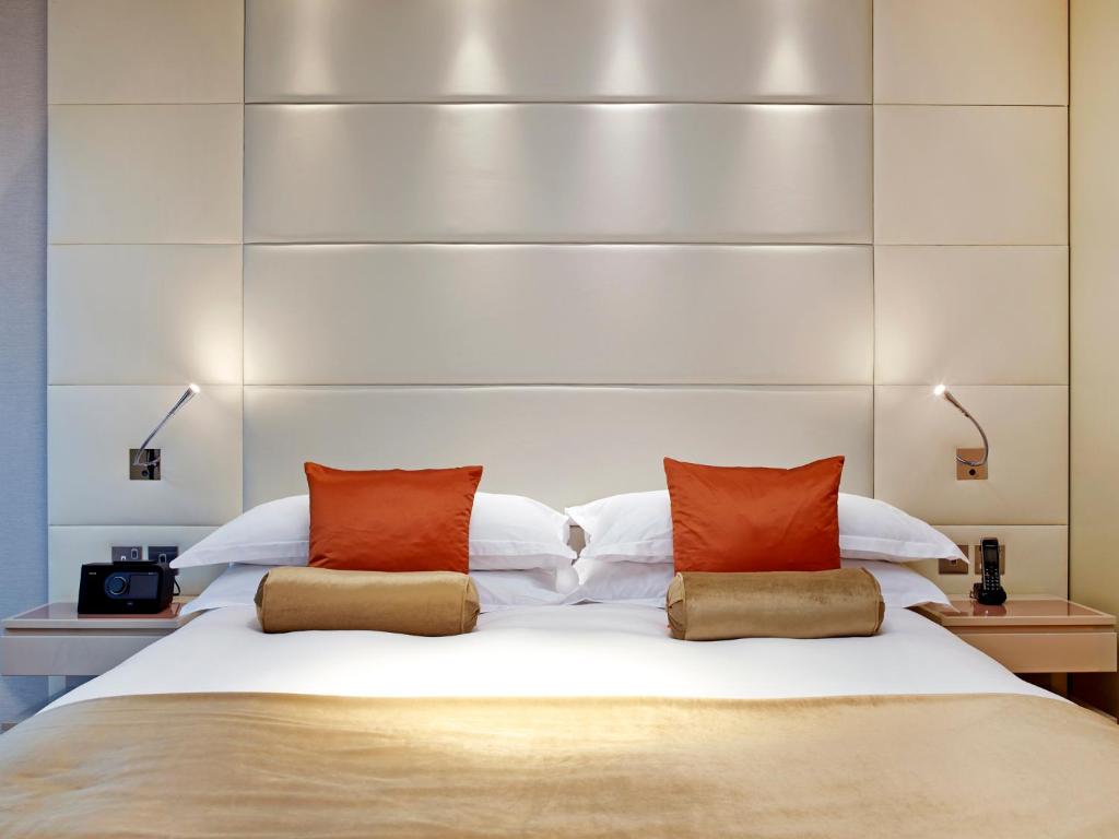 Deluxe Three-Bedroom Apartment with Tower Bridge View - Image 6