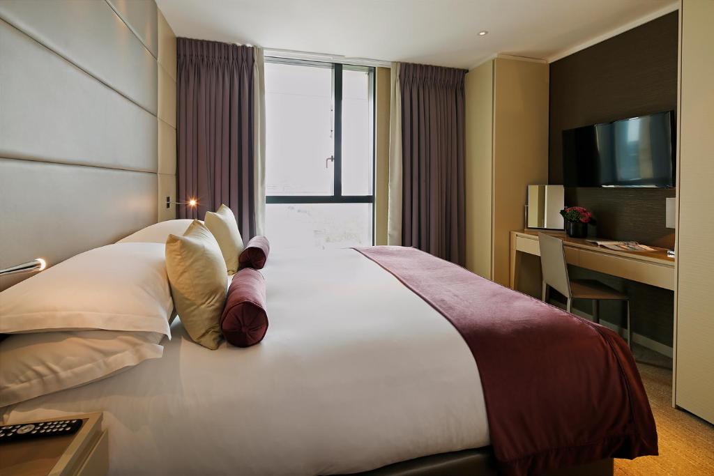 Deluxe Three-Bedroom Apartment with Tower Bridge View - Image 8