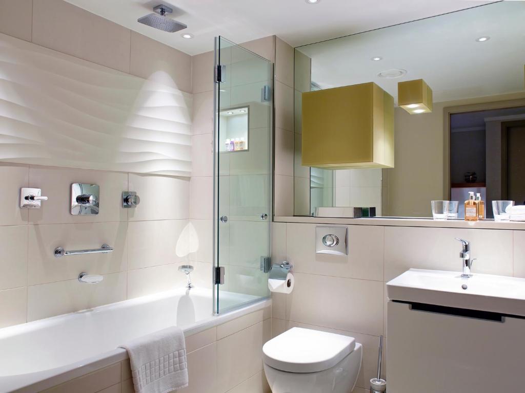 Deluxe Two-Bedroom Apartment with Riverview - Image 4