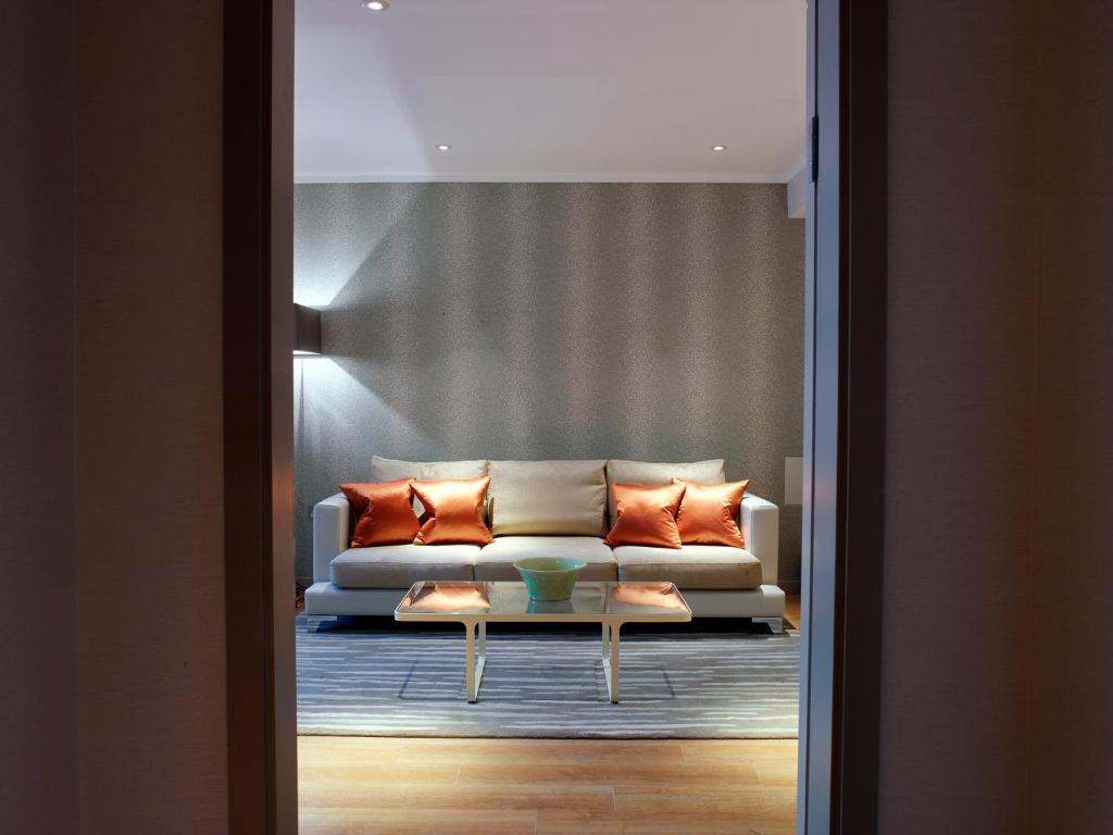 Luxury One-Bedroom Apartment with Riverview - Image 3