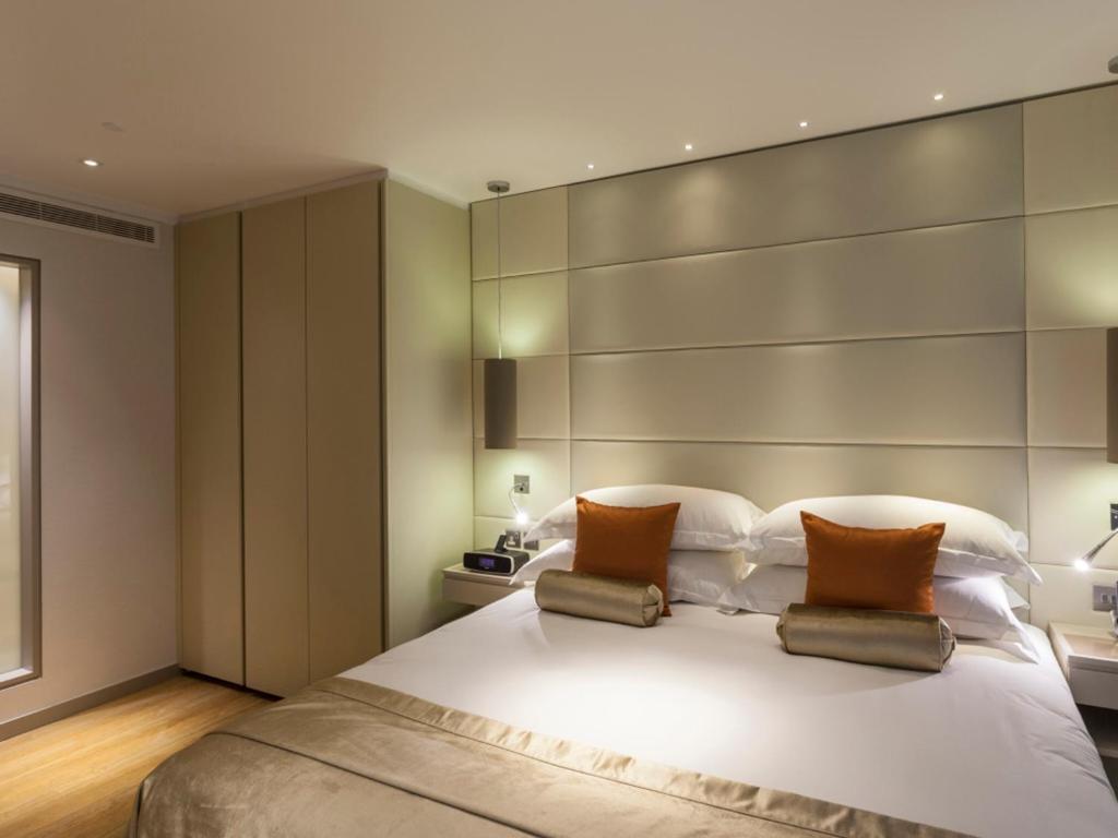 Luxury One-Bedroom Apartment with Riverview - Image 1