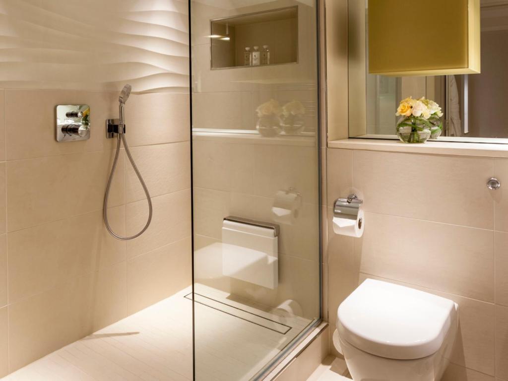 Luxury One-Bedroom Apartment with Riverview - Image 4