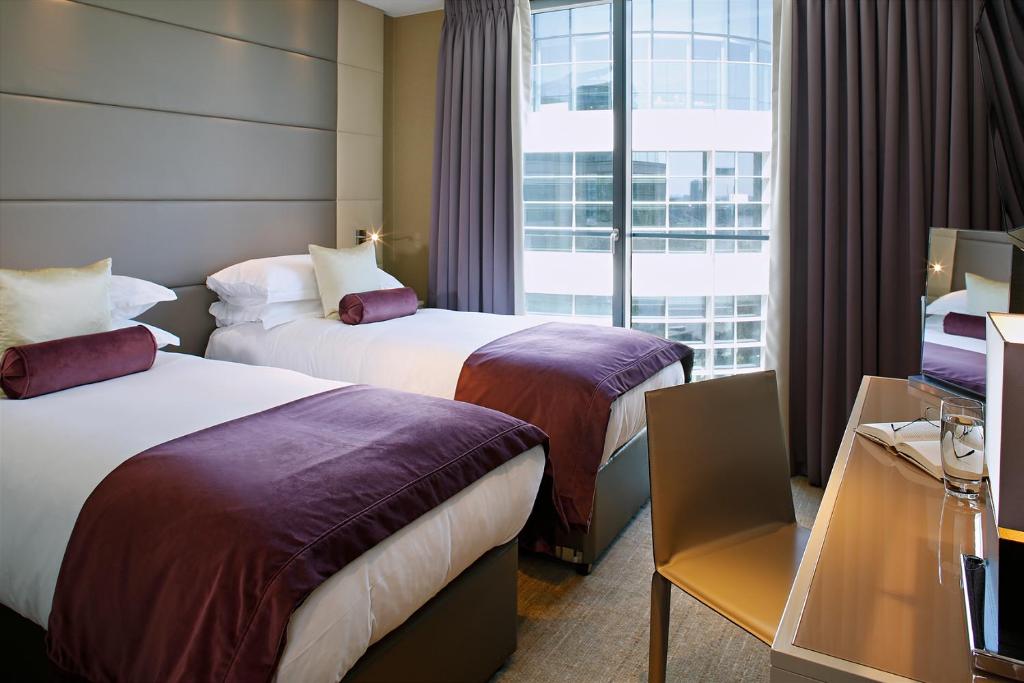 Luxury Two-bedroom Apartment with Tower View - Image 7