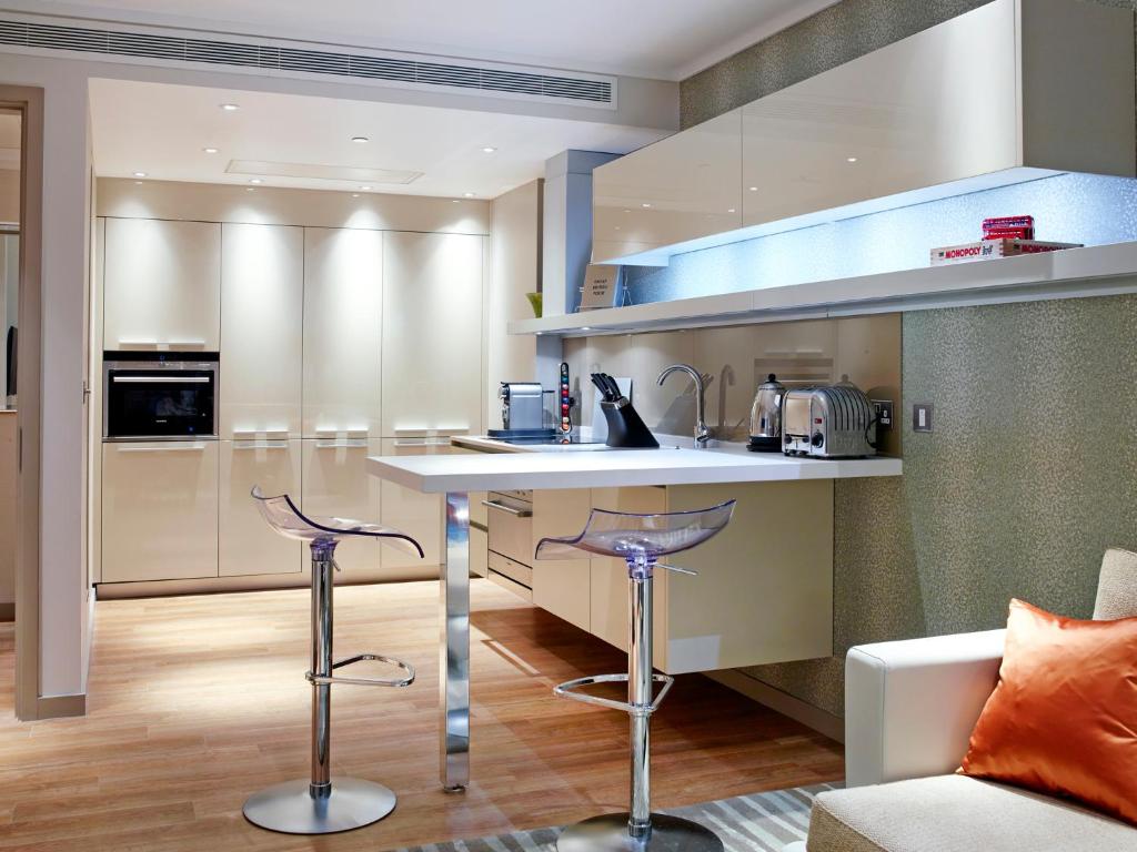 Superior One Bedroom Apartment with Sofa Bed - Image 4