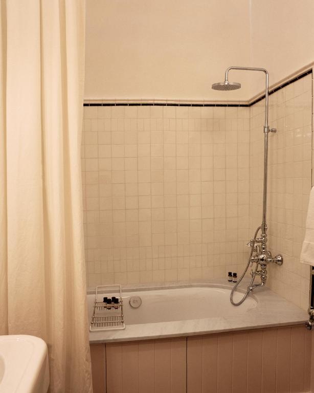 Deluxe Room Voltaire - Image 6