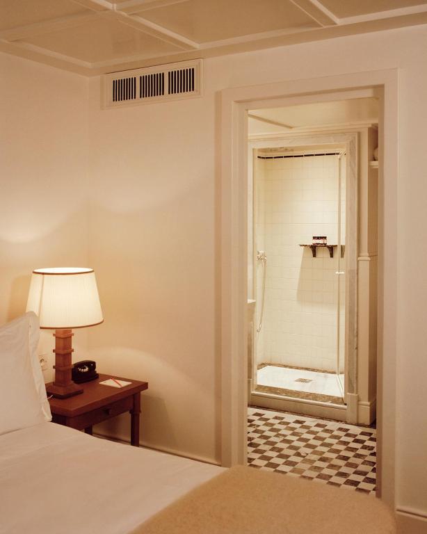 Deluxe Room - Image 2