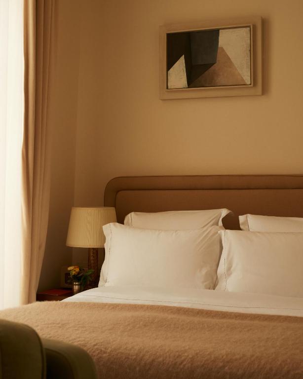 Deluxe Room - Image 3