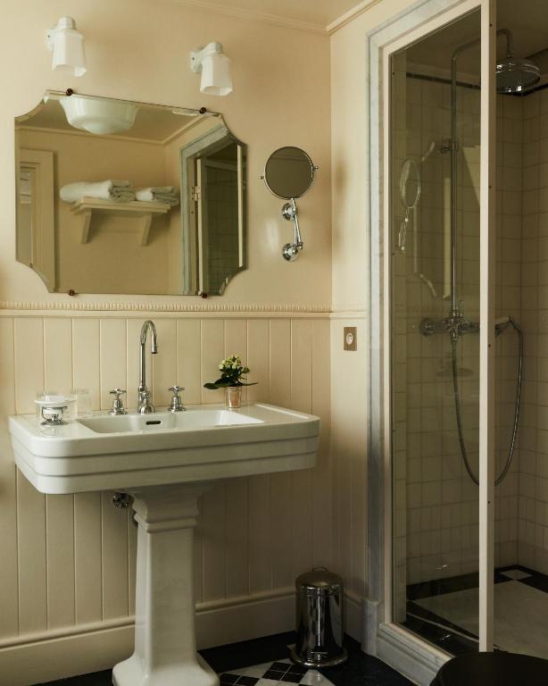 Deluxe Room - Image 4