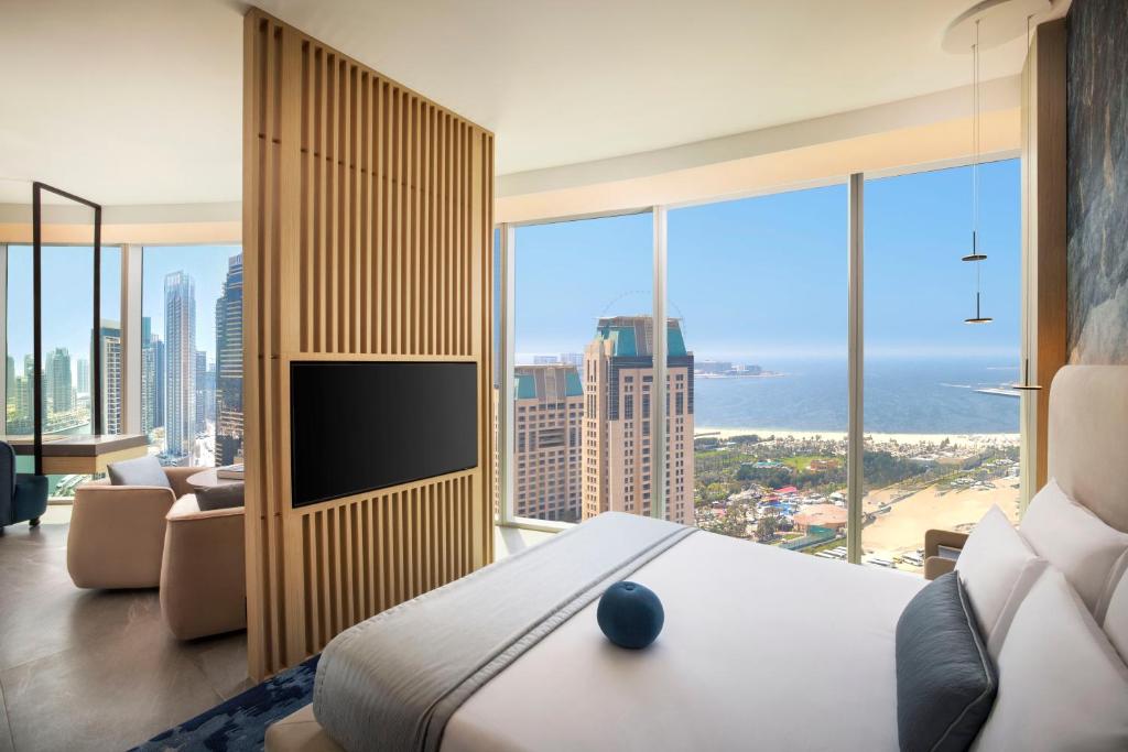 One-Bedroom Suite with Luxury Bath View and Lounge Access - High Floor - Image 1