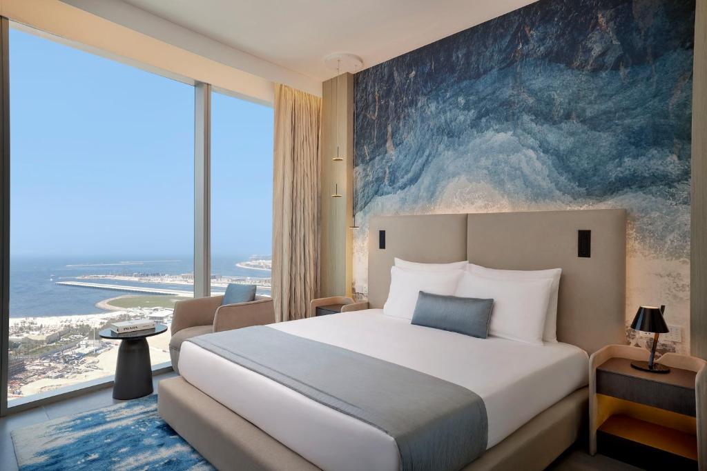 Premium King Room with Sea View and Lounge Access - High Floor - Image 2