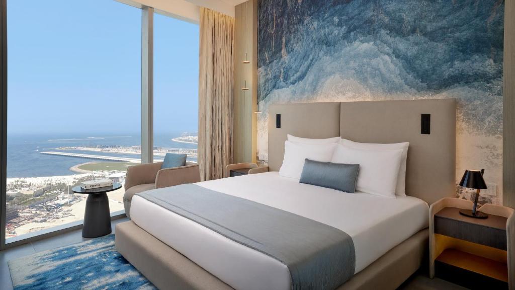 Premium King Room with Sea View and Lounge Access - High Floor - Image 4