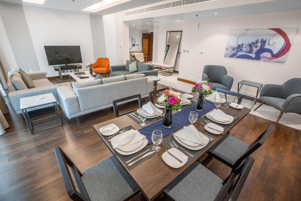 Premiere Three Bedroom Apartment - Image 1