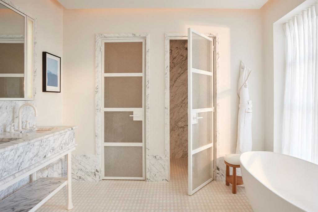 Claridge’s Balcony Room - Image 1