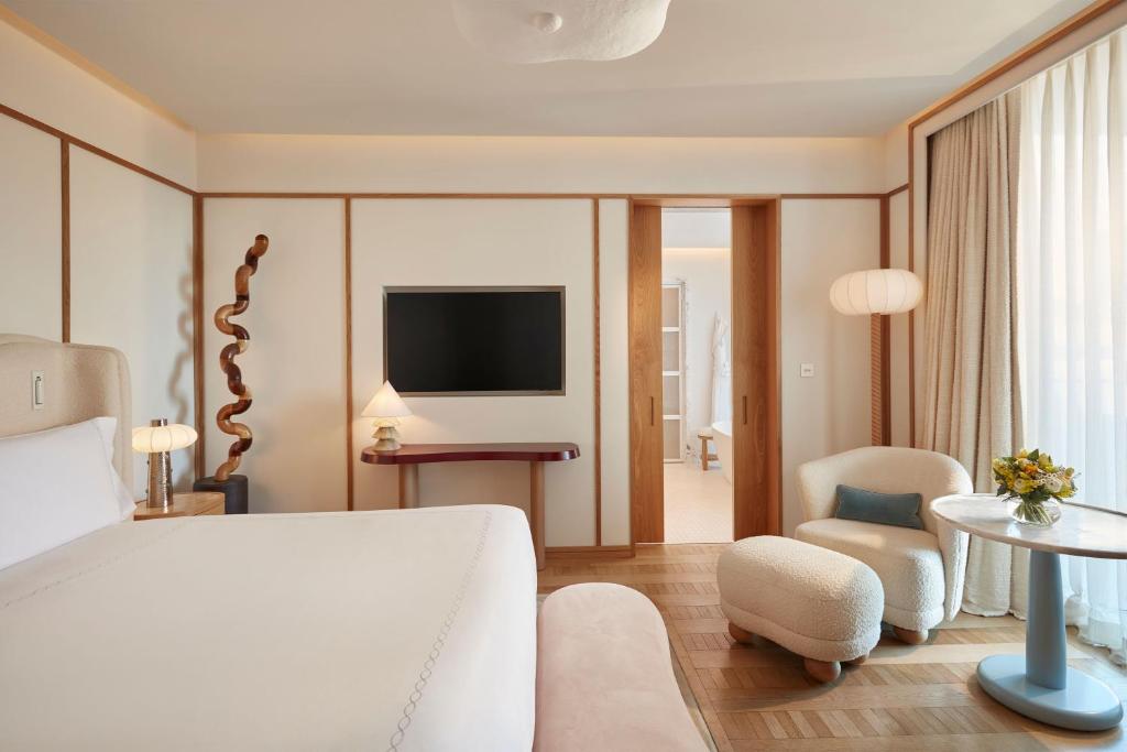 Claridge’s Balcony Room - Image 2