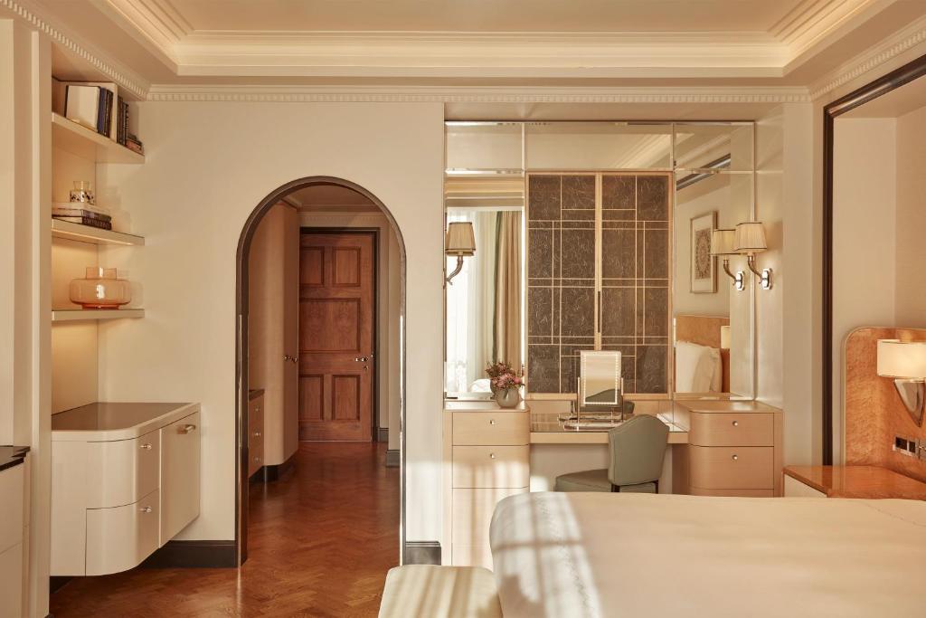 Claridge’s Balcony Room - Image 4