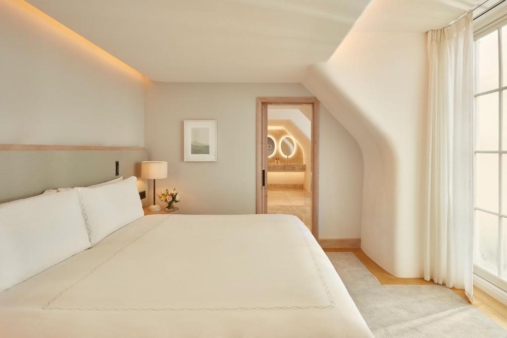 Claridge’s Balcony Room - Image 6