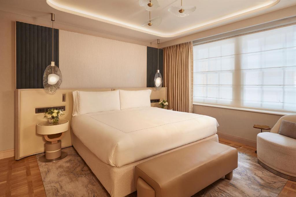 Claridge’s Room - Image 1